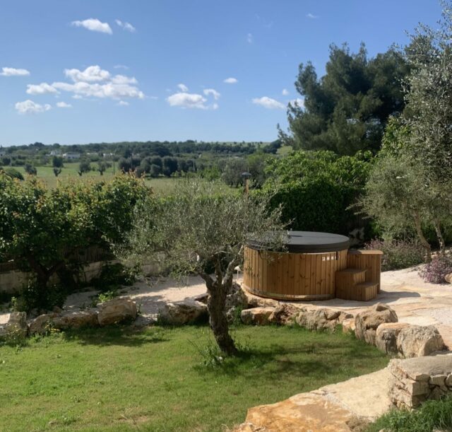 il Prugno opzione con supplemento e pagamento in loco Vasca idromassaggio esclusiva e privata rotonda diametro 2m per 8-9 persone con riscaldatore integrato a legna