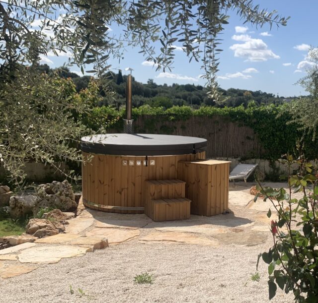 Appartamento il Prugno: Vasca idromassaggio esclusiva e privata rotonda diametro 2m per 8-9 persone con riscaldatore integrato a legna